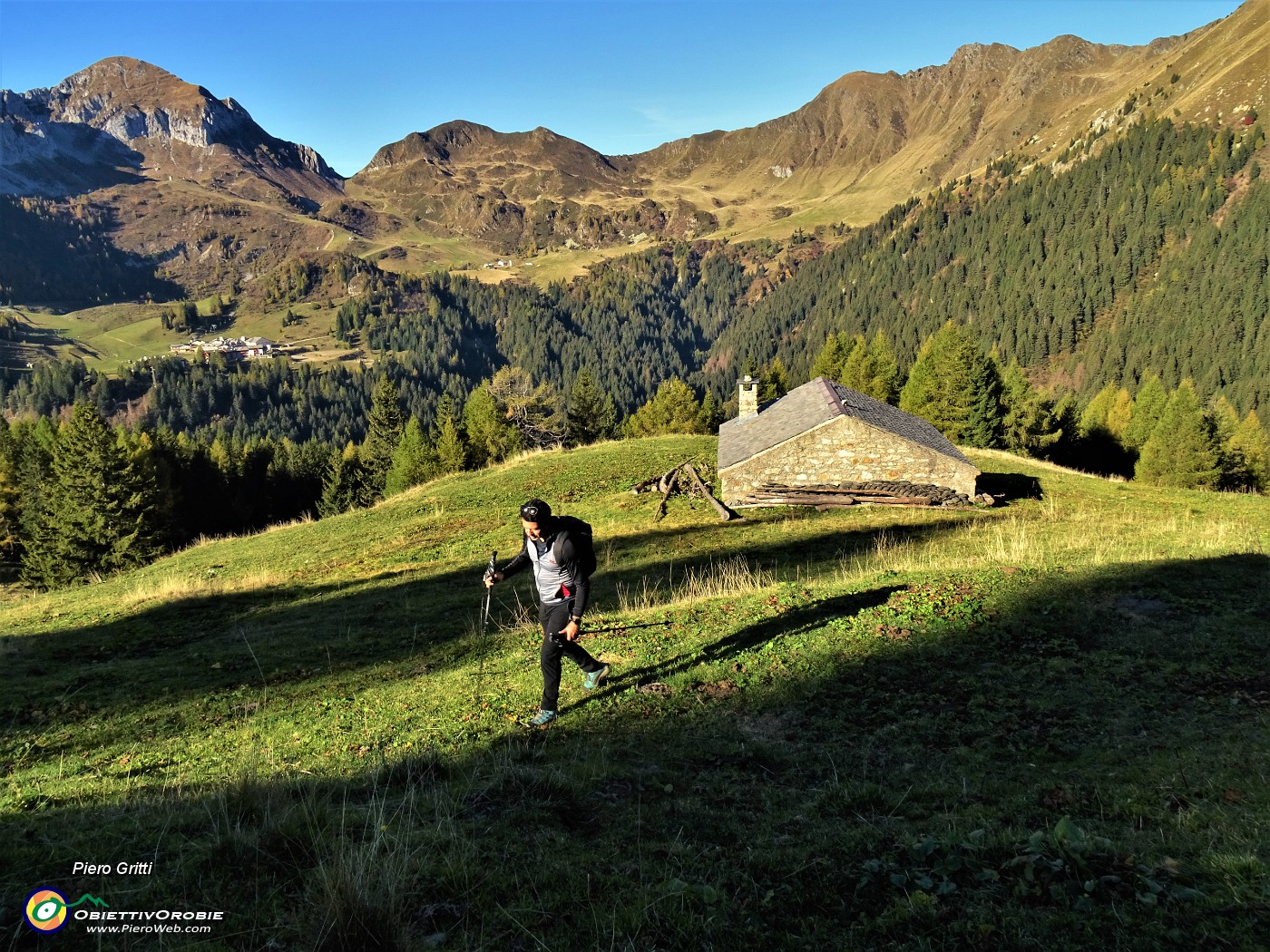 14 Alla Baita Nuova (1759 m) bella vista verso San Simone-Baita Camoscio con monti Cavallo e Siltri .JPG